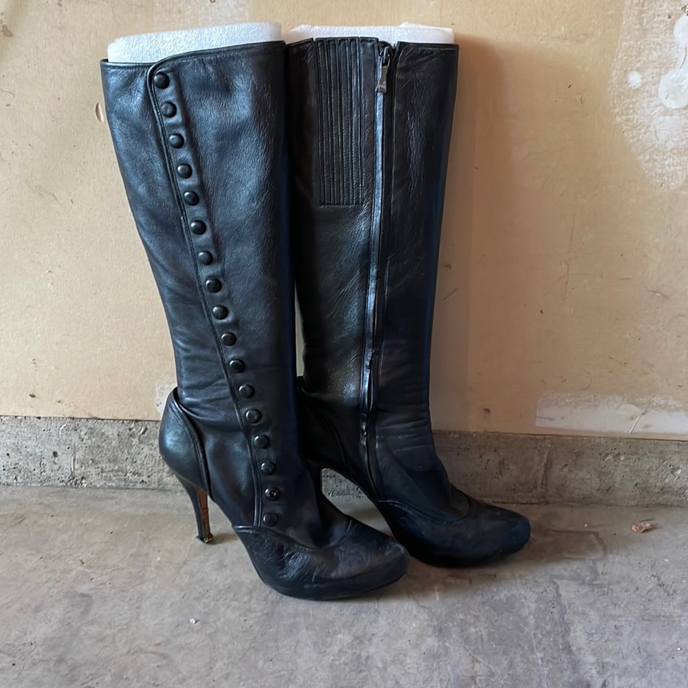 MaxStudio Women’s Snub Nose Black Leather Knee High Boots, Size 8 1/2 M.